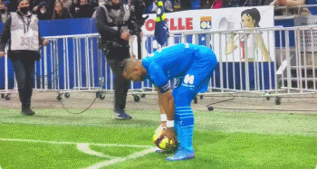 打进精彩世界波+头球破门，马杜埃凯当选欧冠本周最佳球员（远射惊艳再献头槌，马杜埃凯荣膺欧冠周最佳球员）