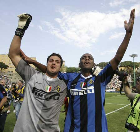 加里·内维尔：切尔西中轴线不够硬，距离赢得英超还很远（加里·内维尔：切尔西缺少强硬中轴，距离英超冠军仍有差距）