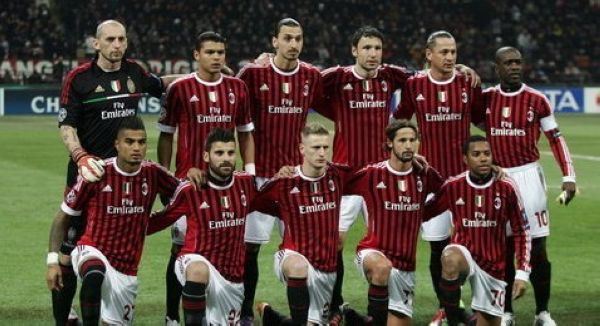 白衣下边是红衣，香港行期间一阿森纳球迷卧底在热刺球迷看台（白衣藏红衫：阿森纳球迷香港行混入热刺看台）