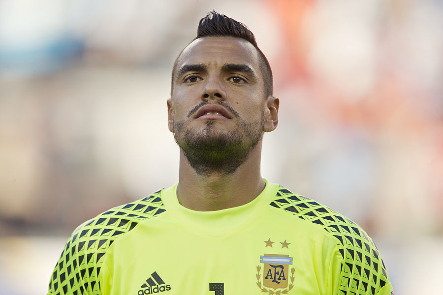 绿帽哥：皇马对阿诺德的表现极为不满，32万欧周薪却频受伤（绿帽哥：皇马对阿诺德表现颇感失望，拿着32万欧周薪仍伤病缠身）