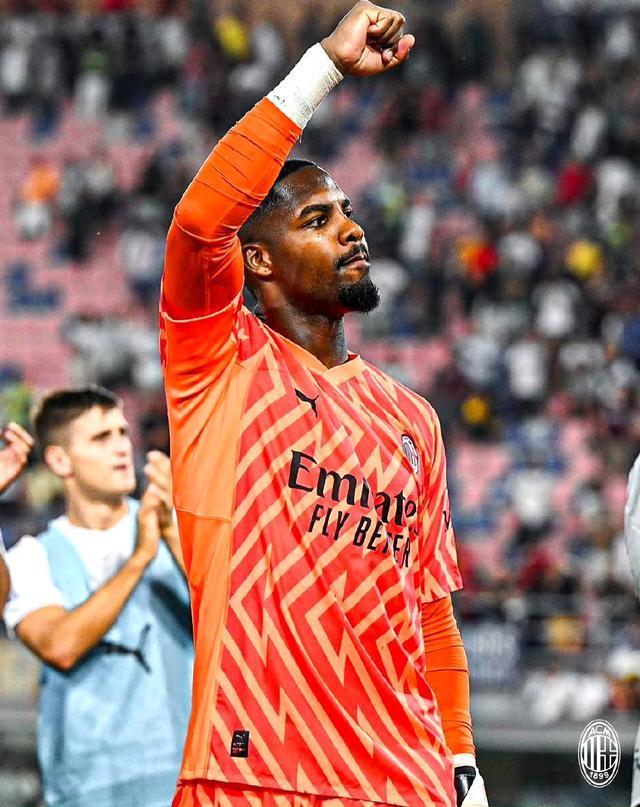 罗马诺：巴萨冬季不太可能重金引进中卫，埃永一直是考察对象（罗马诺：巴萨冬窗难砸重金签中卫，埃永仍在重点考察名单）